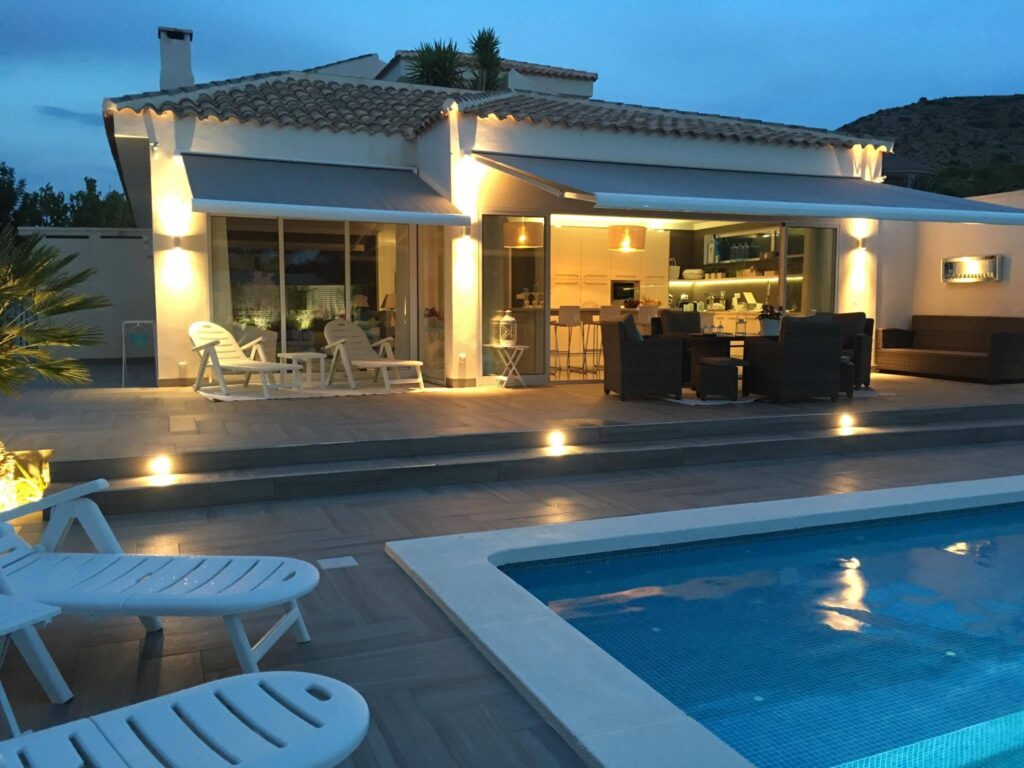 Piscine éclairée en soirée de la Villa Nieves à Hondón de las Nieves, dans la province d’Alicante