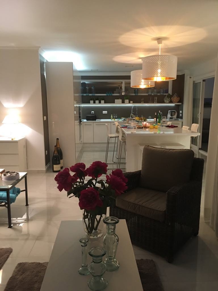 Espace repas extérieur pour dix personnes de la Villa Nieves à Hondón de las Nieves, dans la province d’Alicante
