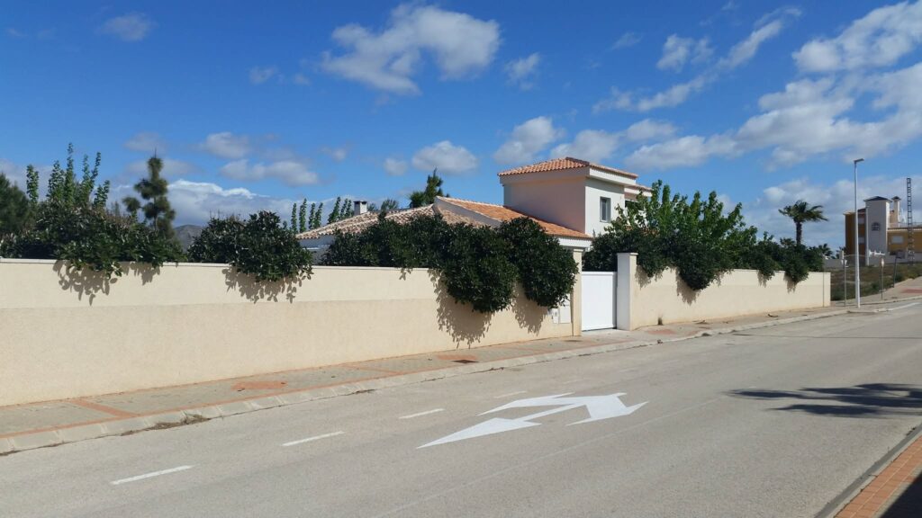 Jardin clos et murs d’enceinte de la Villa Nieves à Hondón de las Nieves, dans la province d’Alicante