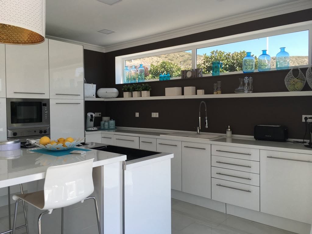 Four, micro-ondes et plan de travail de la Villa Nieves à Hondón de las Nieves, dans la province d’Alicante