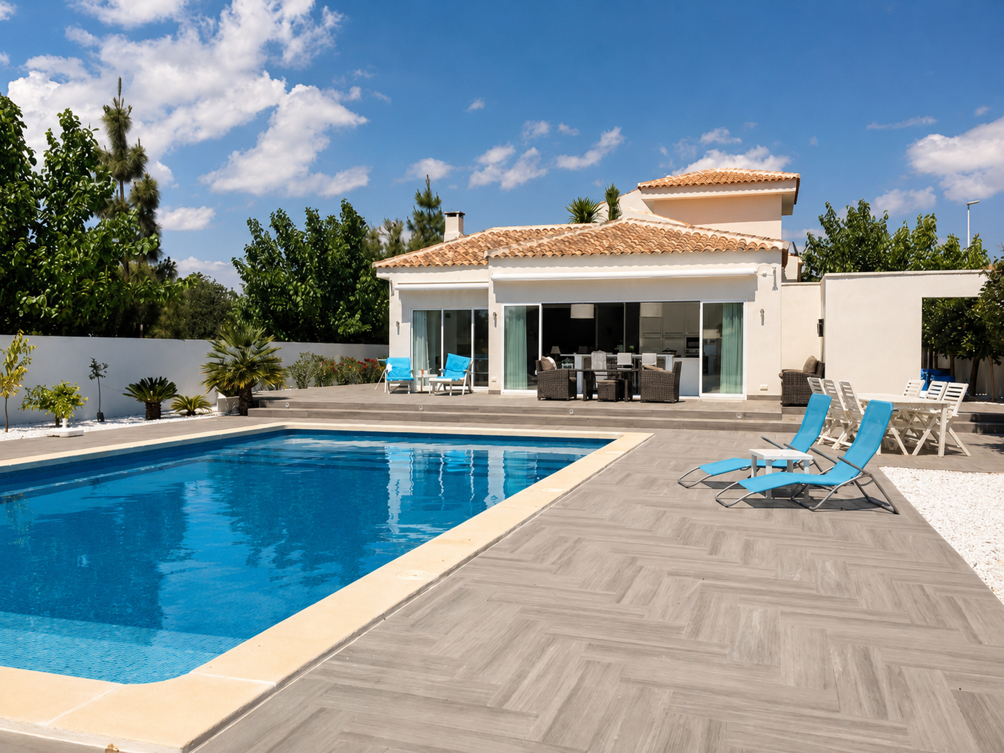 Vue de la terrasse vers la piscine de la Villa Nieves à Hondón de las Nieves, dans la province d’Alicante