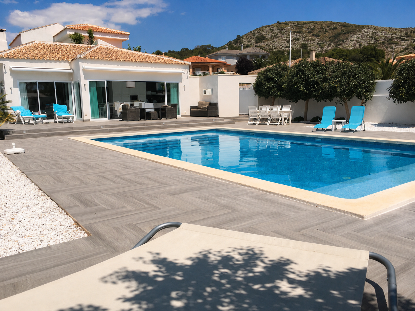 Vue générale de la piscine privée de la Villa Nieves à Hondón de las Nieves, dans la province d’Alicante